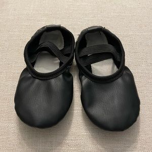 Toddler Ballet Shoes. Black. Unisex. Size 5C. Worn 2Xs. Excellent condition.